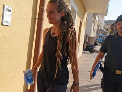 "Non speronò nave da guerra". Così le toghe salvano Carola